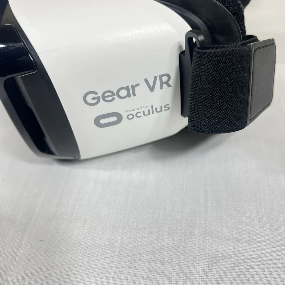 Samsung Gear VR Headset SM-R323 Powered by Oculus Black Clean
